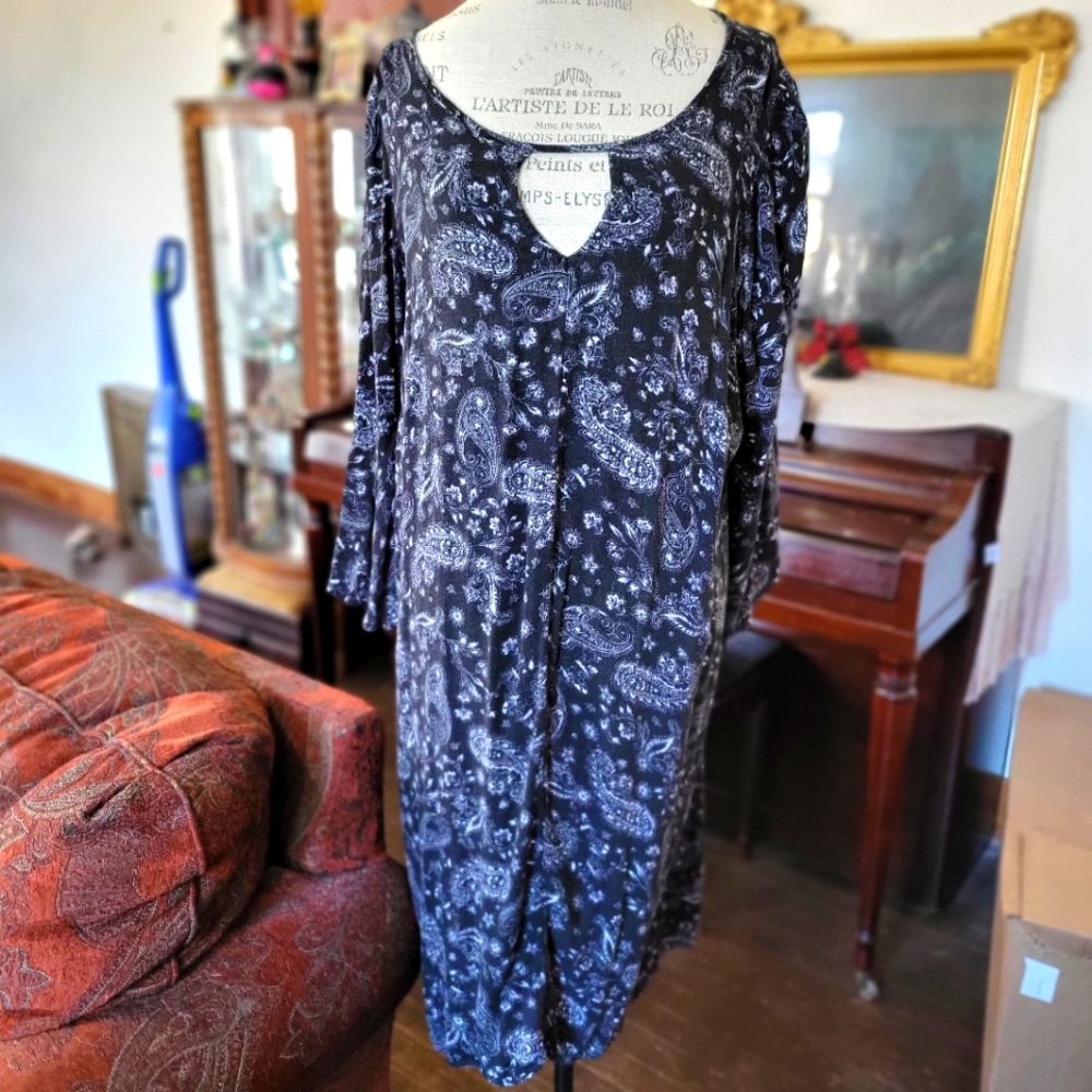Black &White dress with keyhole and bell sleeves.